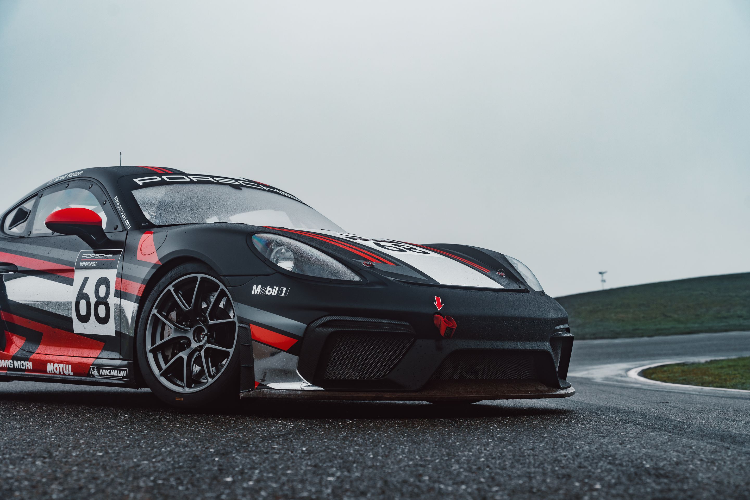 Black Porsche 718 Cayman GT4 Clubsport with 18" VS-5RE Apex wheels in Anthracite