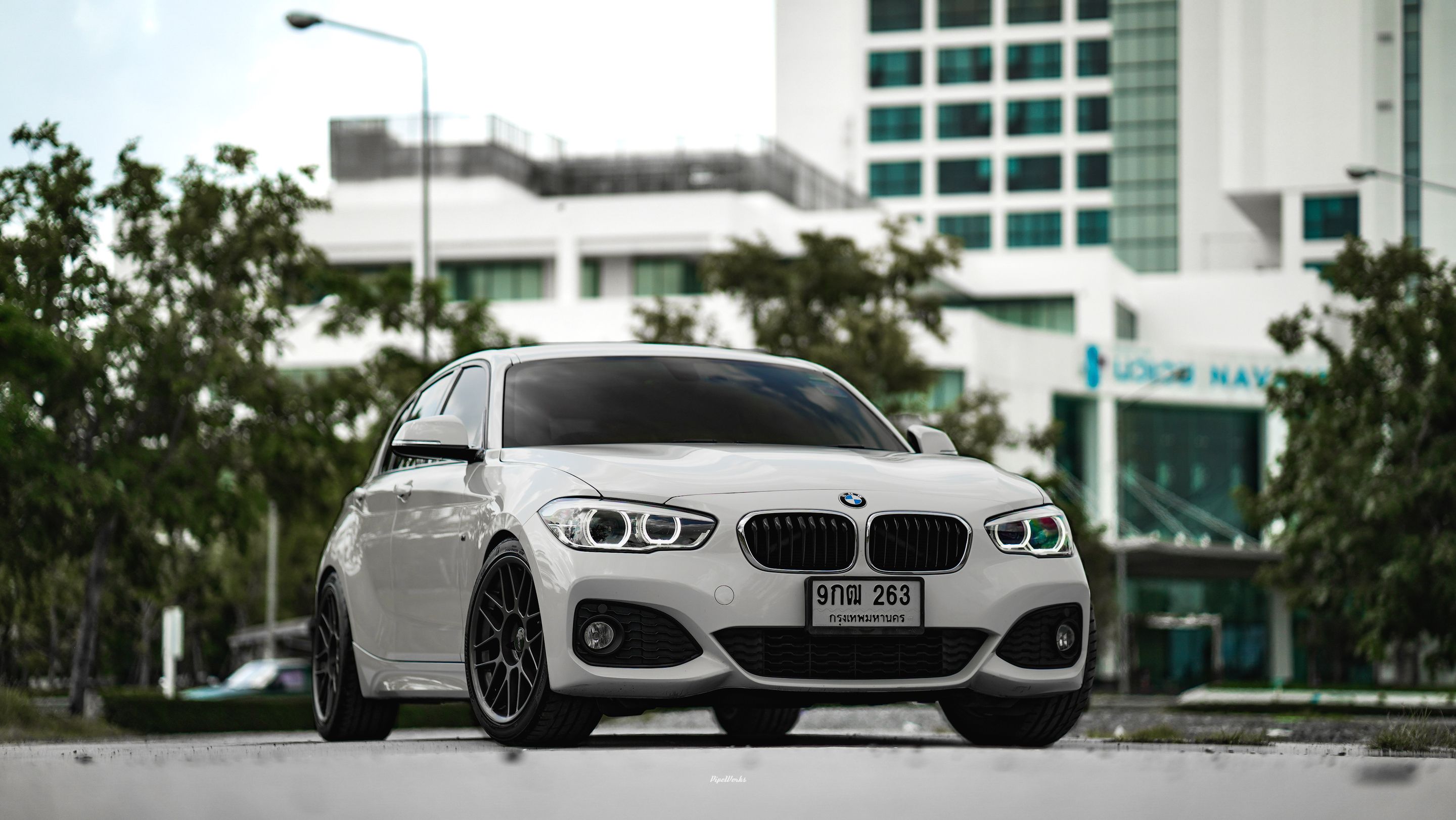 White BMW F20 Hatchback 1 Series with 18" ARC-8 Apex wheels in Anthracite