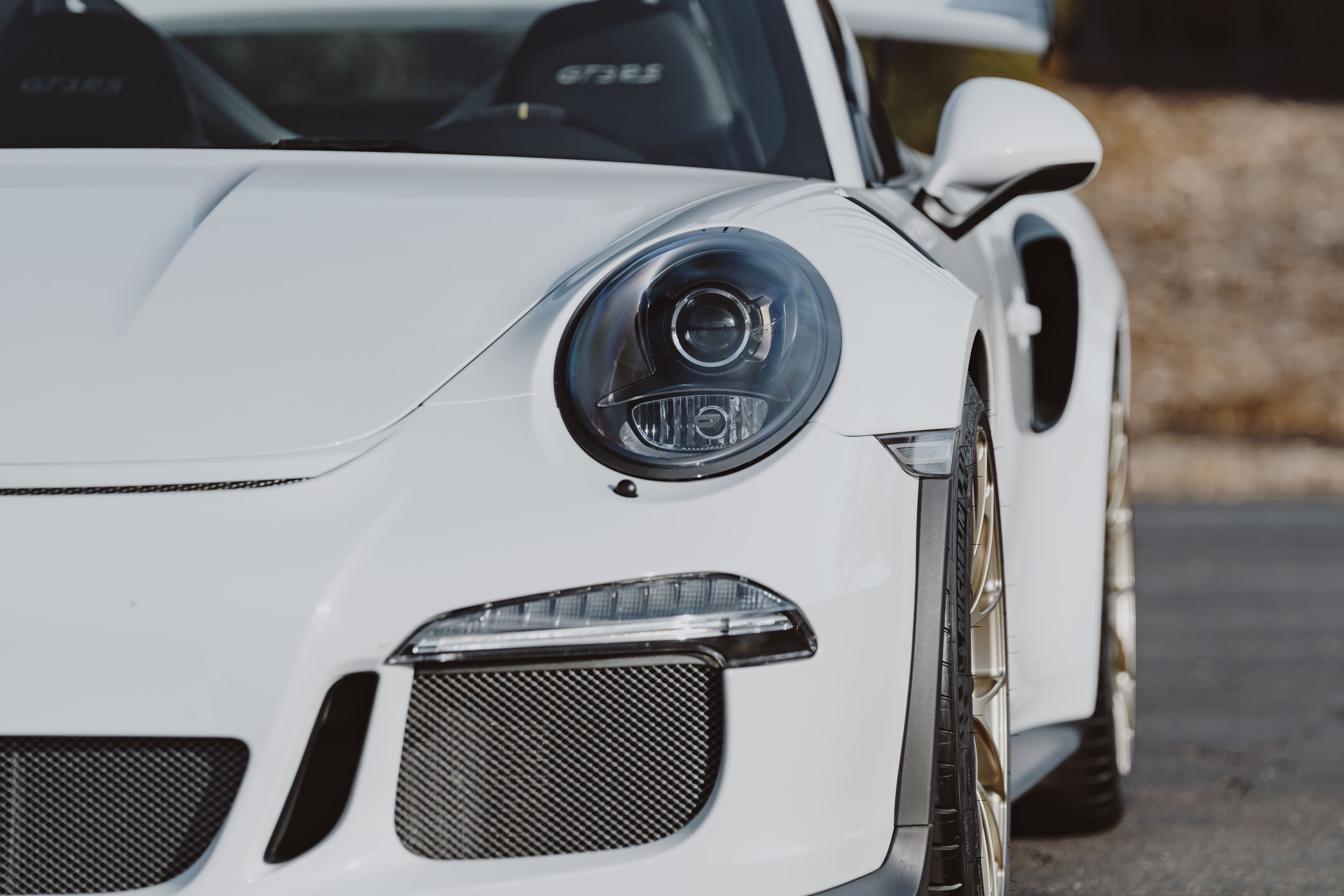 White Porsche 911 991.1 GT3 RS with 19" EC-7RS Apex wheels in Motorsport Gold