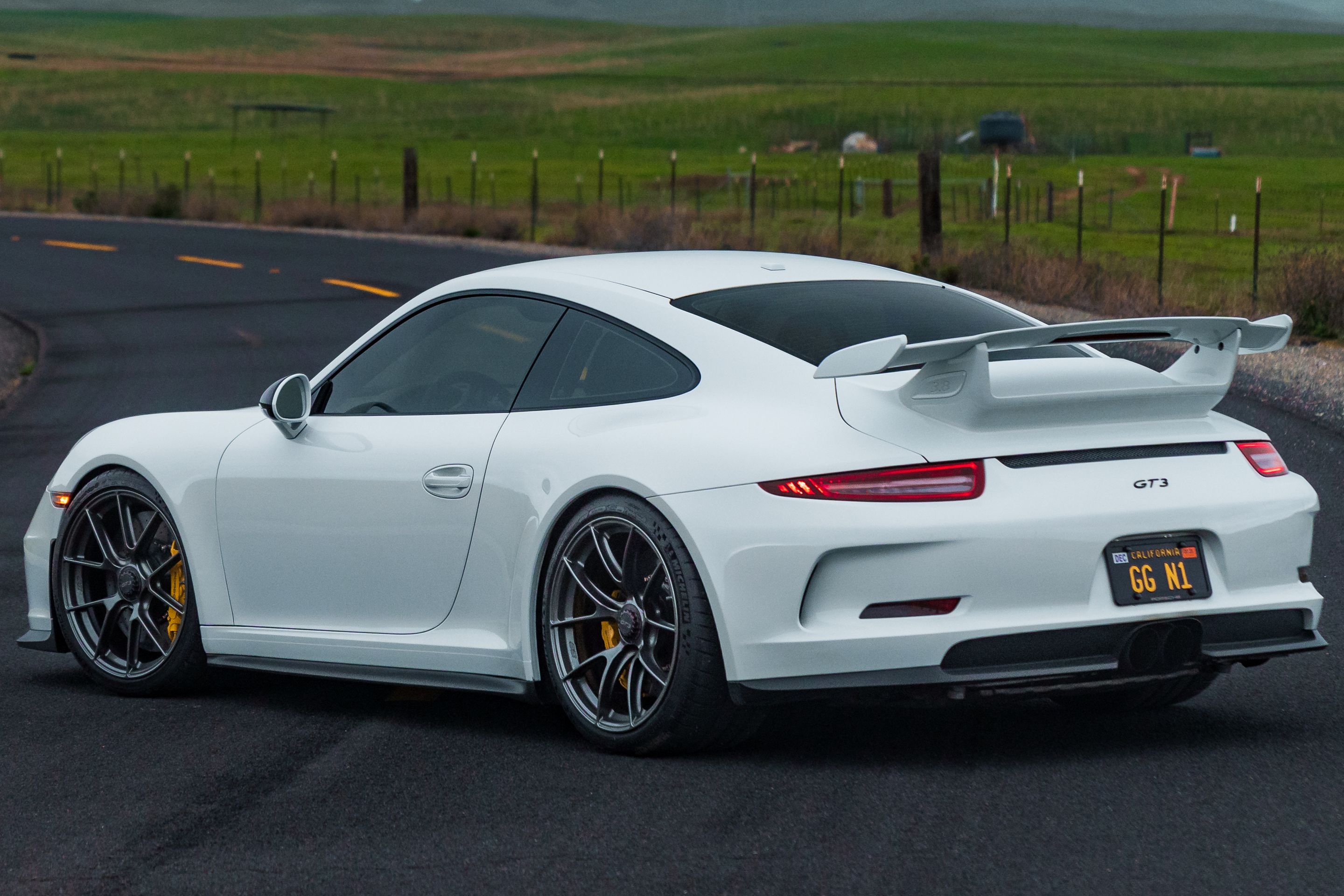 White Porsche 911 991.1 GT3 with 20" VS-5RS Apex wheels in Anthracite