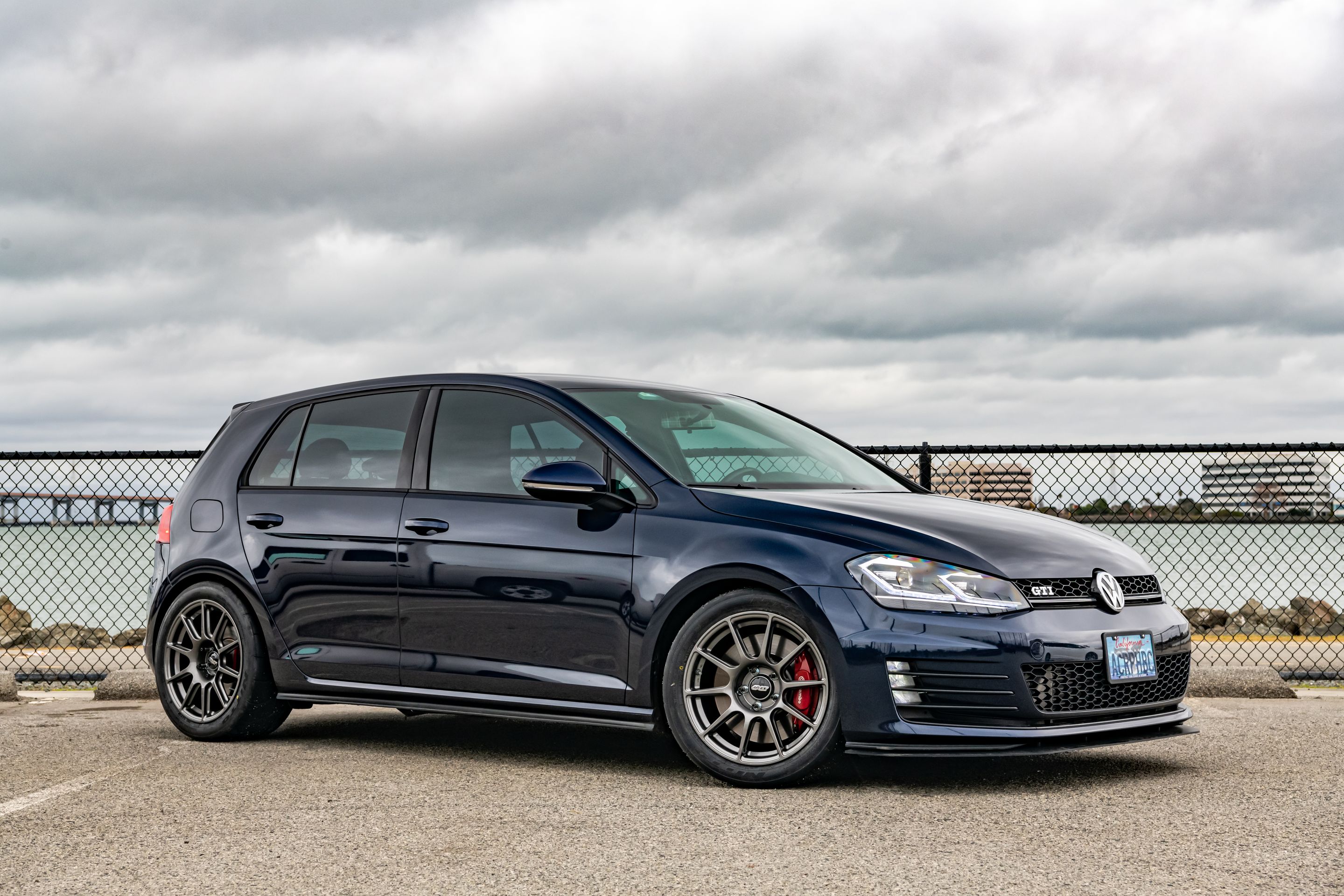 Blue VW MK7 GTI with 17" SM-10 Apex wheels in Anthracite
