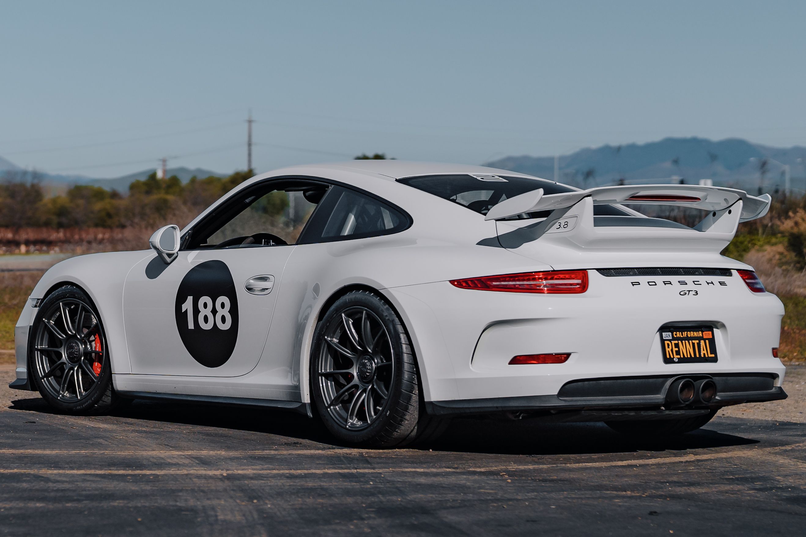 White Porsche 911 991.1 GT3 with 19" SM-10RS Apex wheels in Anthracite