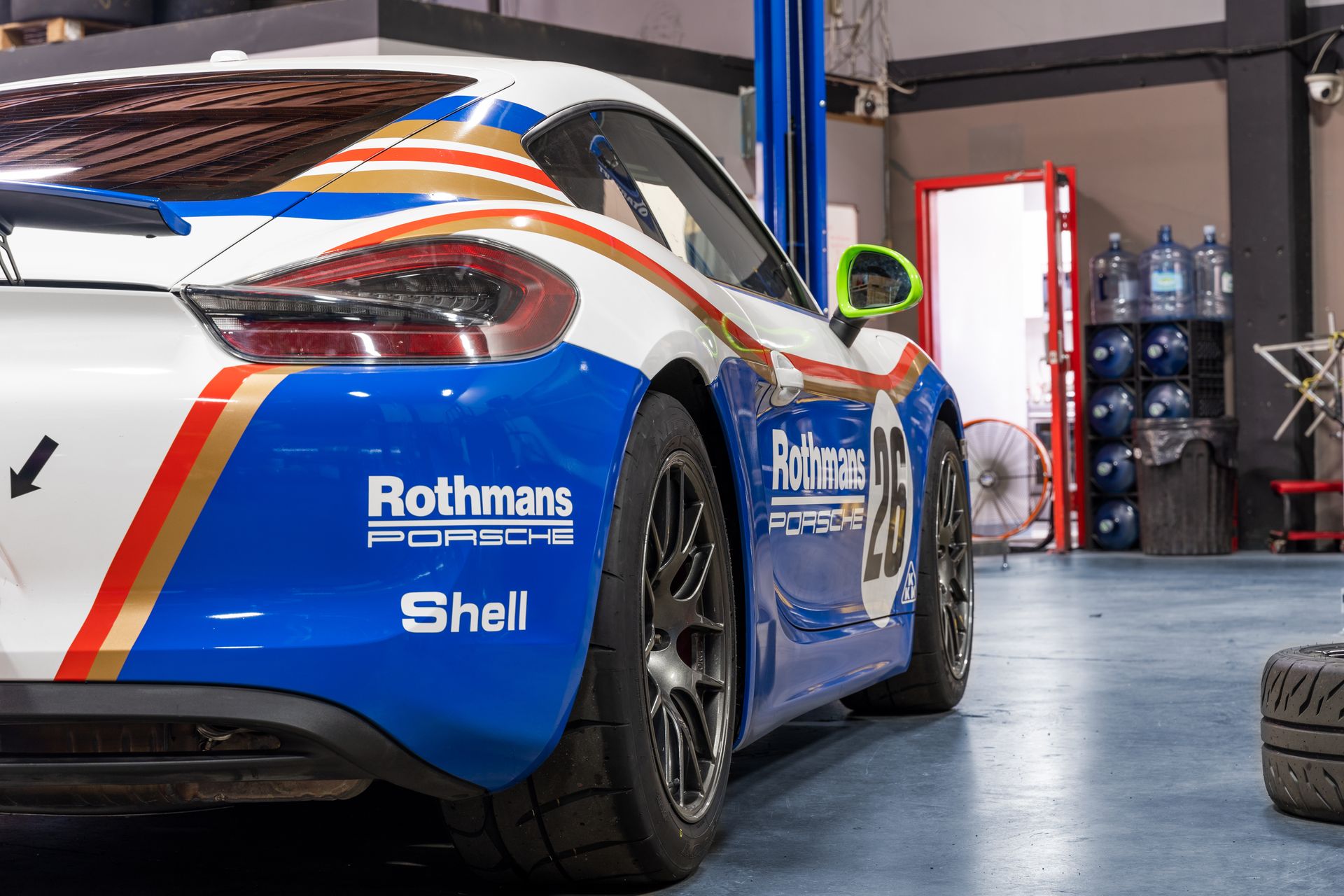 Porsche 981 Cayman S with 18" EC-7R in Anthracite