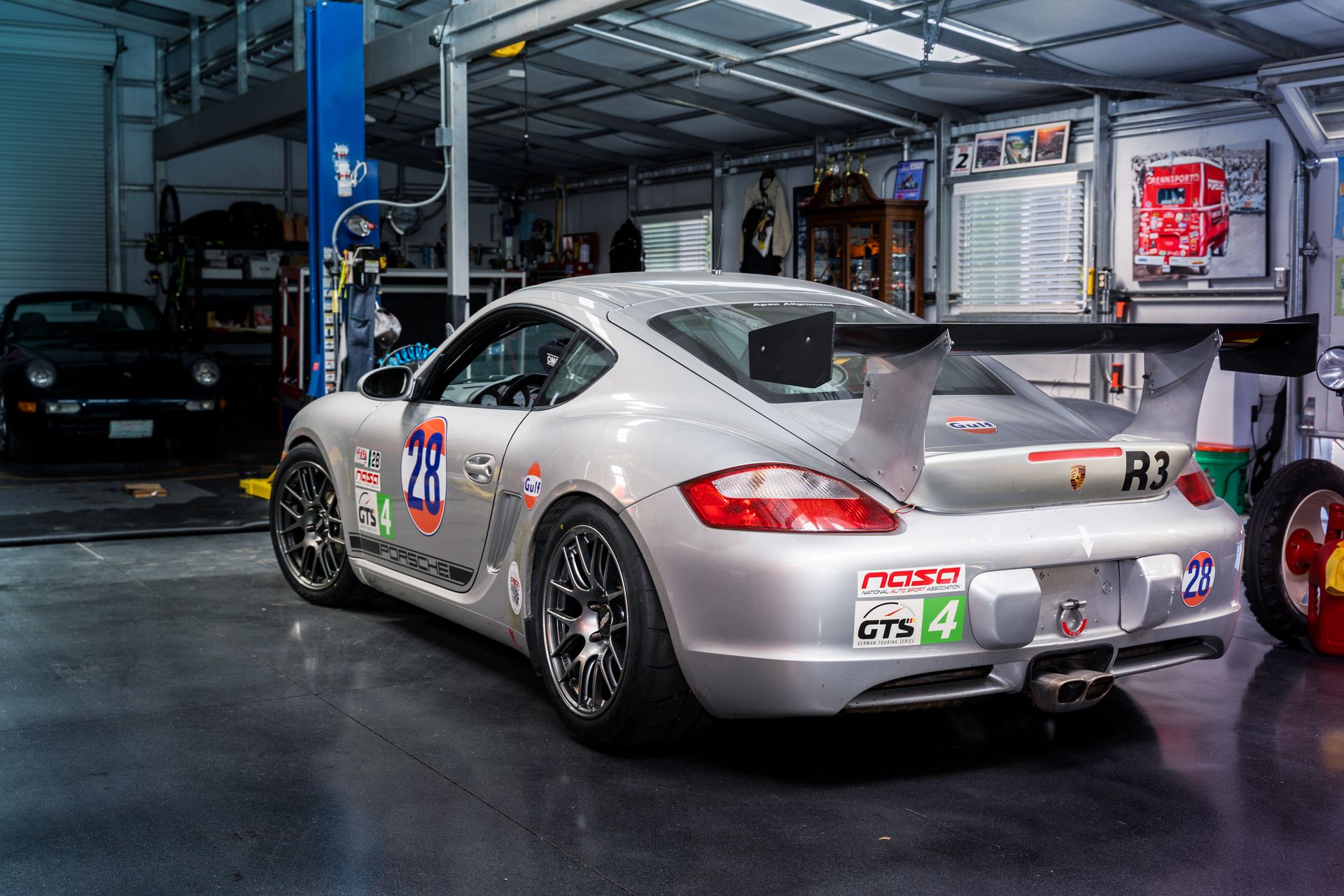 Porsche 987 Cayman S with 18" EC-7R in Anthracite