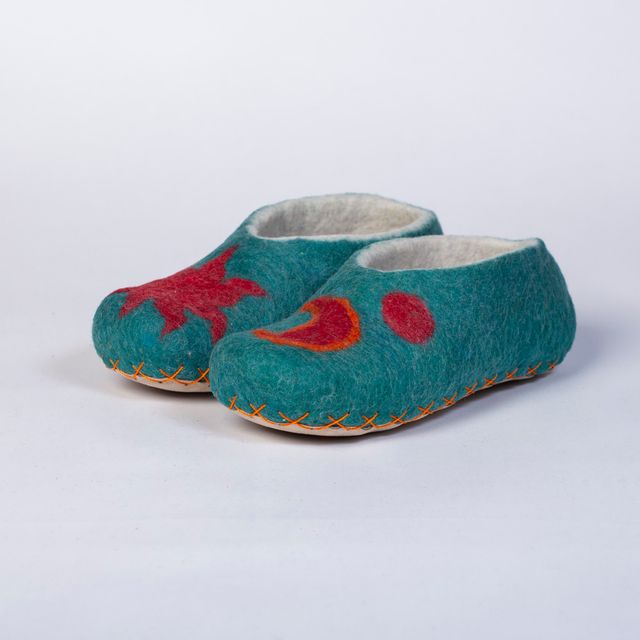 Hand-felted Wool Valley Slippers made in Peru. Model: Sol Y Luna