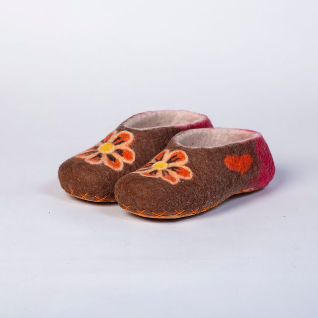 Hand-felted Wool Valley Slippers made in Peru. Model: Calendula