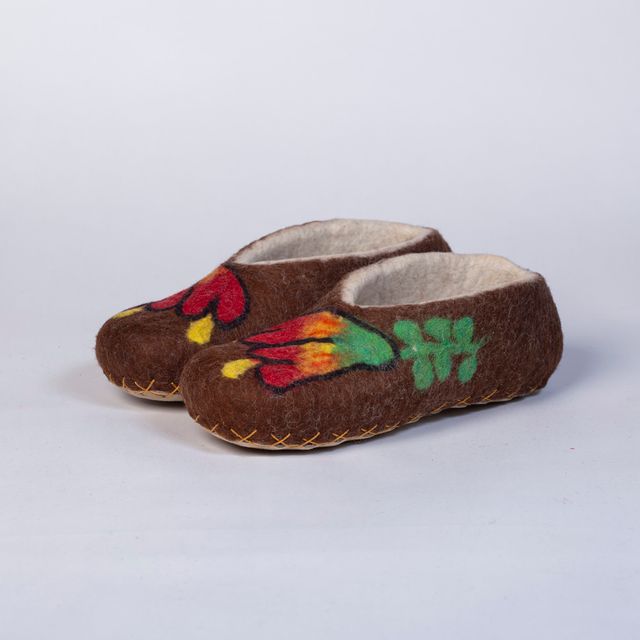 Hand-felted Wool Valley Slippers made in Peru. Model: Cantuta