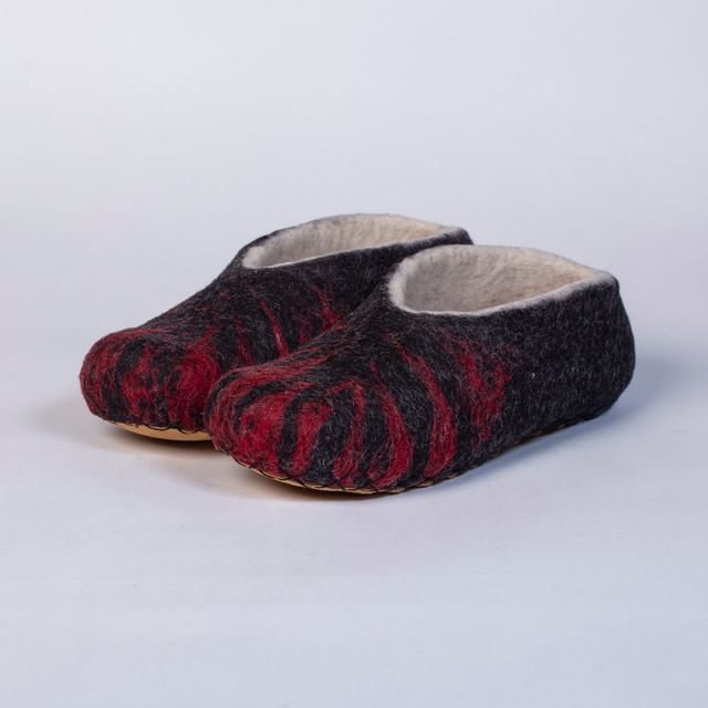 Hand-felted Wool Valley Slippers made in Peru. Model: Fuego
