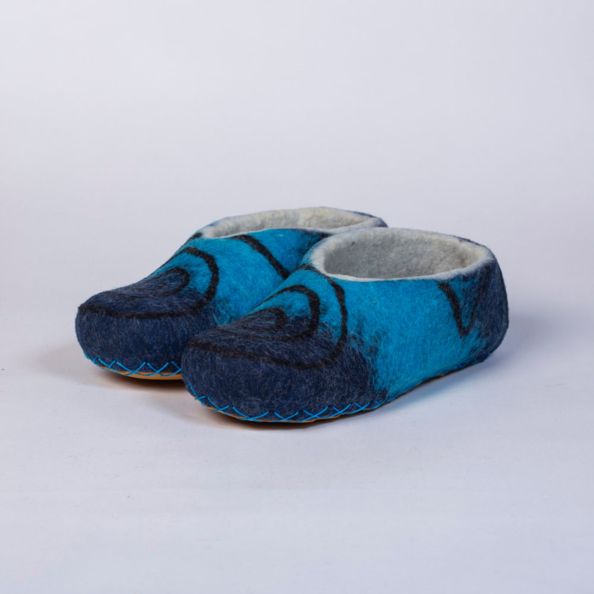Hand-felted Wool Valley Slippers made in Peru. Model: Albatross
