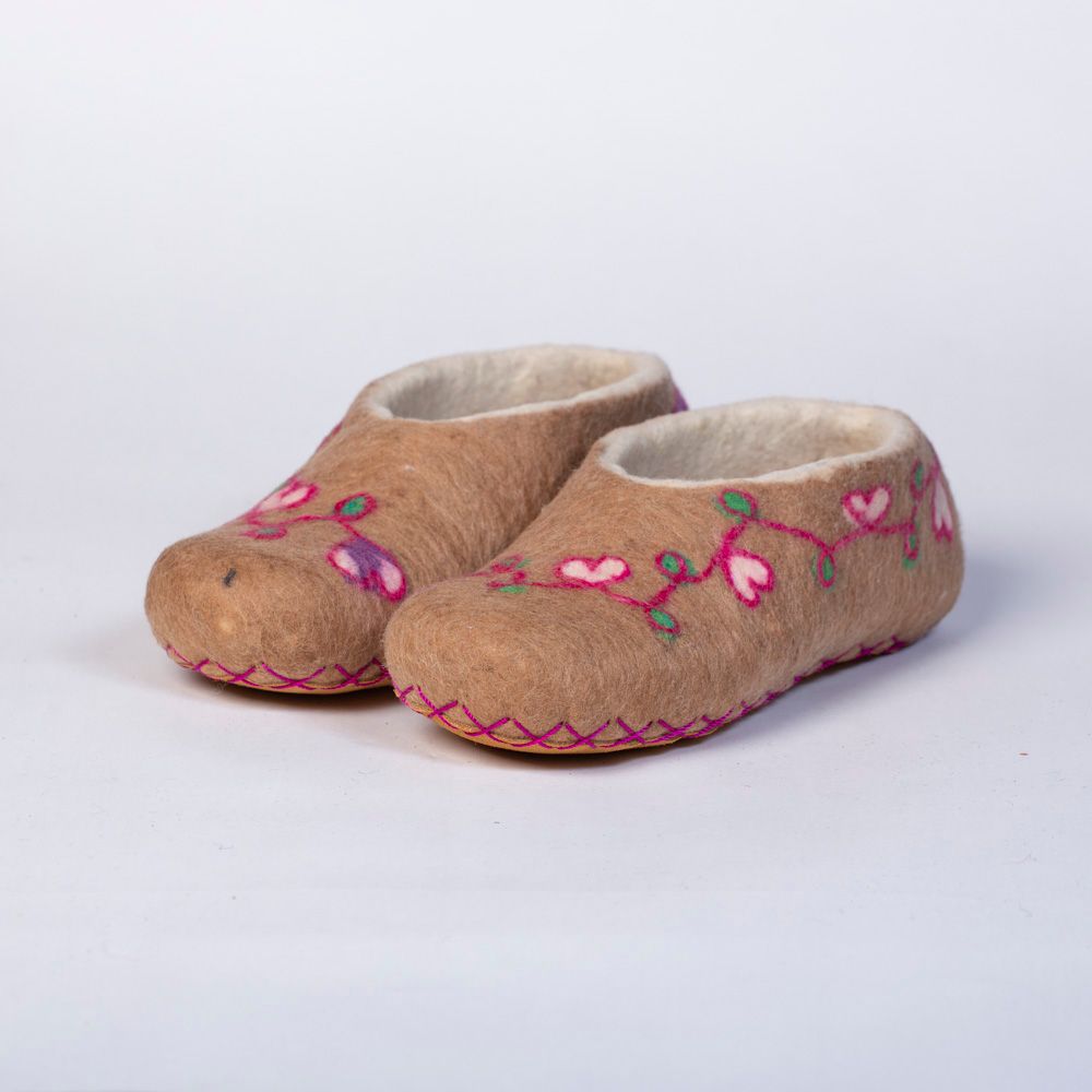 Hand-felted Wool Valley Slippers made in Peru. Model: Heart Vine