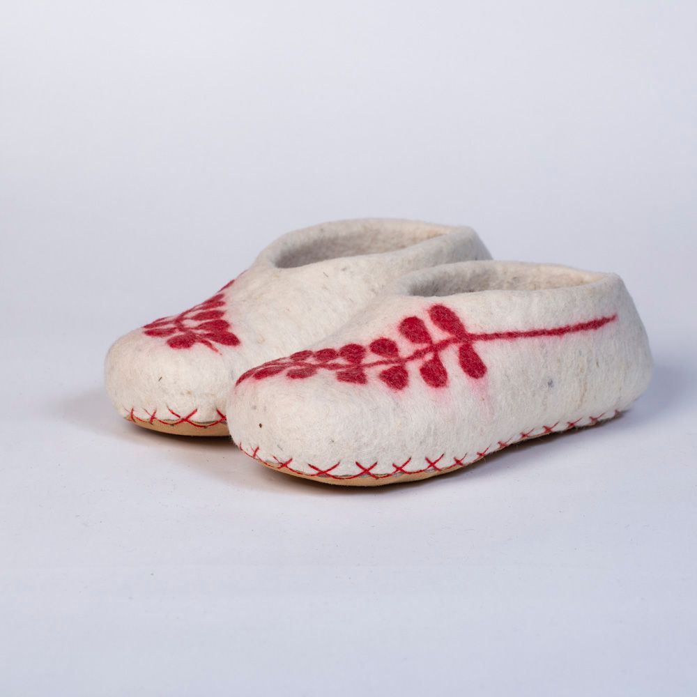 Hand-felted Wool Valley Slippers made in Peru. Model: Amaranth