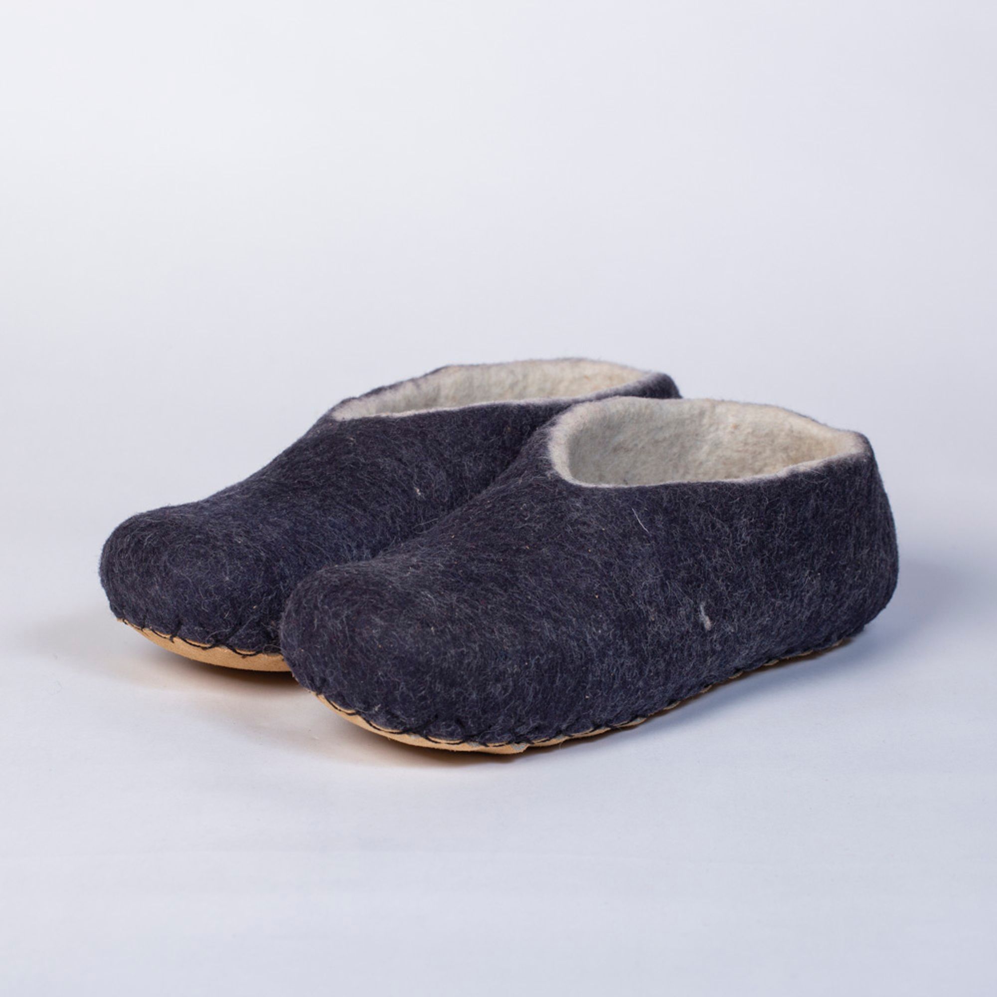 Hand-felted Wool Valley Slippers made in Peru. Model: Night