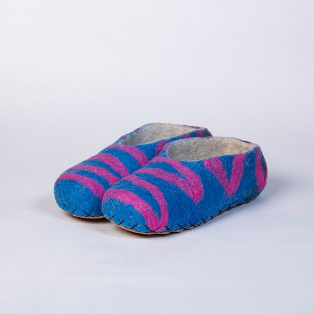 Hand-felted Wool Valley Slippers made in Peru. Model: Pink Lazer