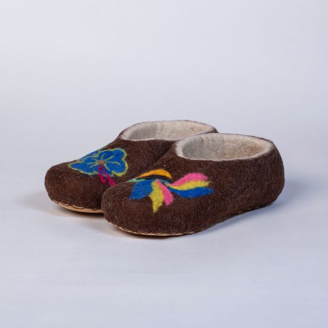 Hand-felted Wool Valley Slippers made in Peru. Model: Colibri