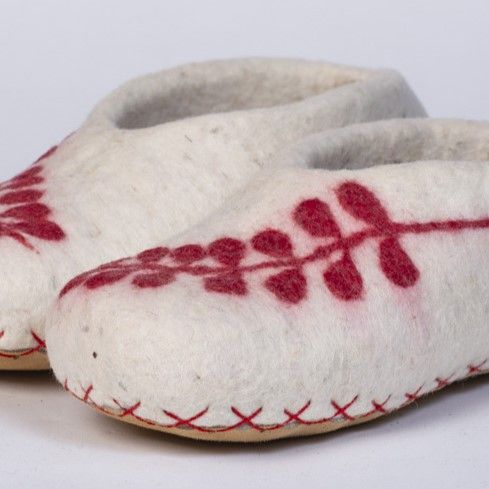 Hand-felted Wool Valley Slippers made in Peru. Model: Amaranth