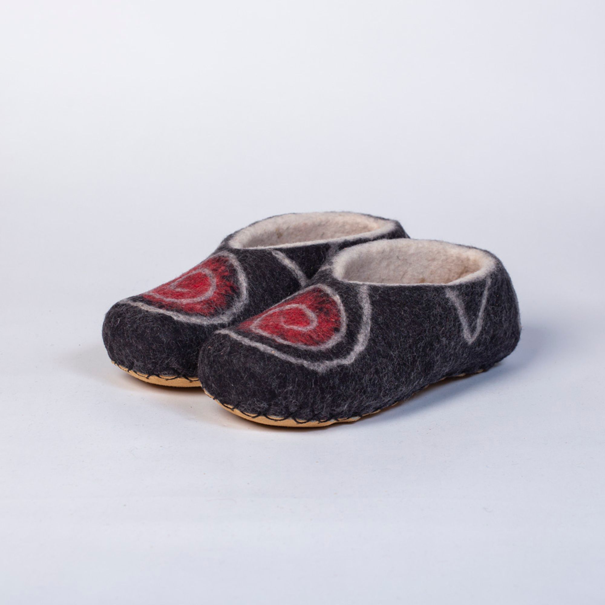 Hand-felted Wool Valley Slippers made in Peru. Model: Red Eye
