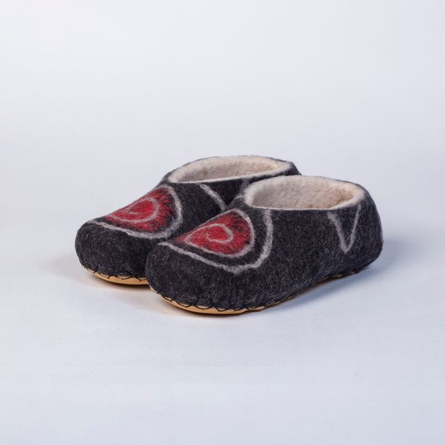 Hand-felted Wool Valley Slippers made in Peru. Model: Red Eye