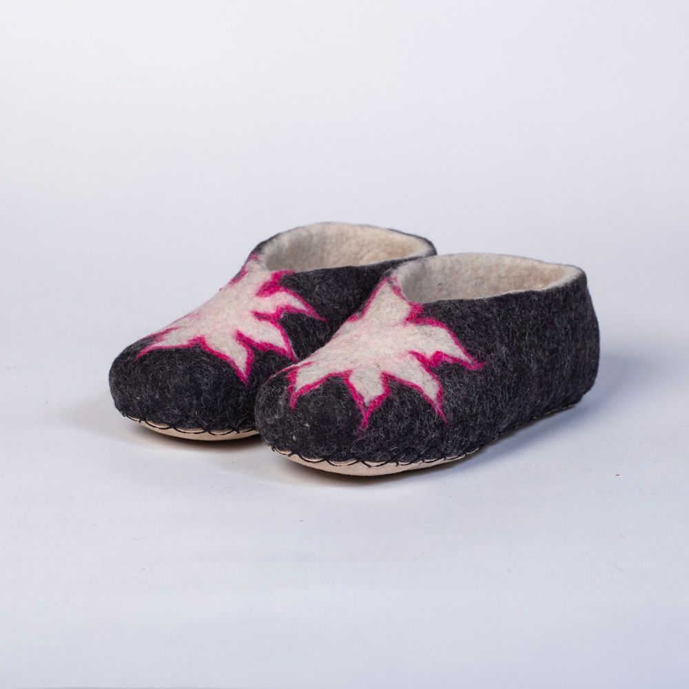 Hand-felted Wool Valley Slippers made in Peru. Model: Incognito