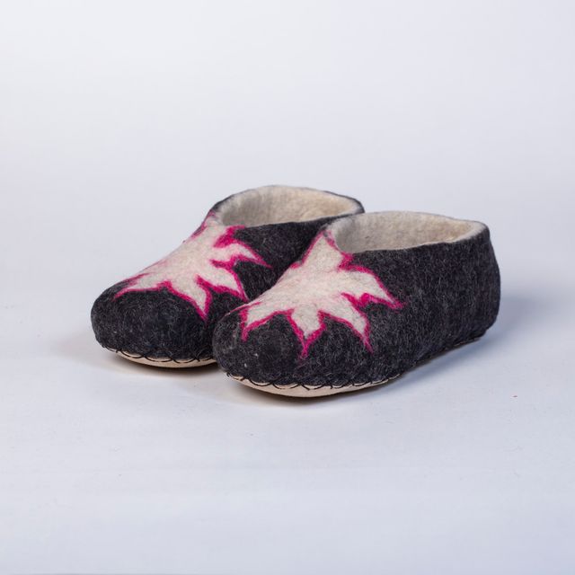 Hand-felted Wool Valley Slippers made in Peru. Model: Incognito