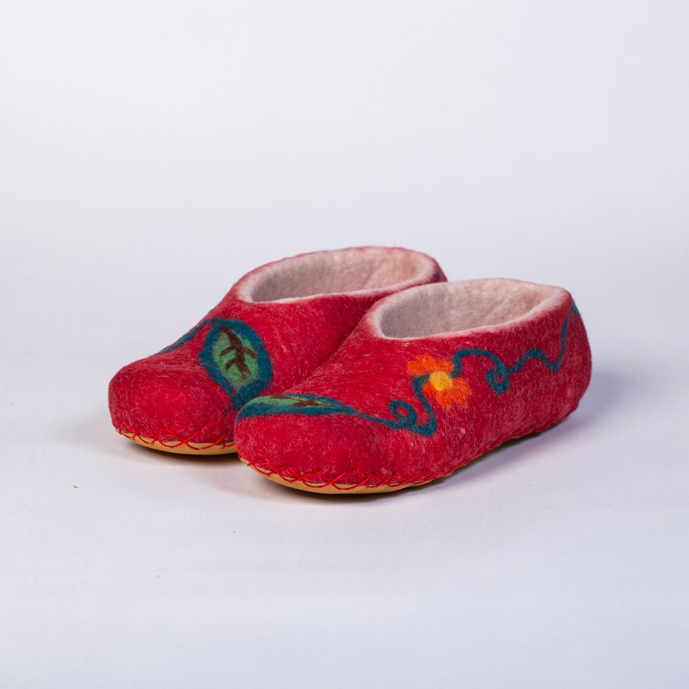 Hand-felted Wool Valley Slippers made in Peru. Model: Coca Trail