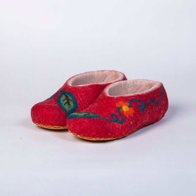 Hand-felted Wool Valley Slippers made in Peru. Model: Coca Trail