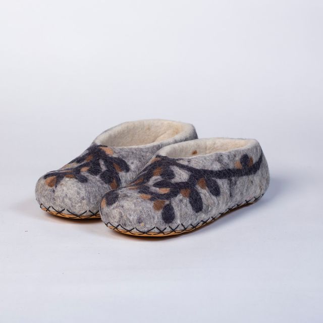 Hand-felted Wool Valley Slippers made in Peru. Model: Undergrowth