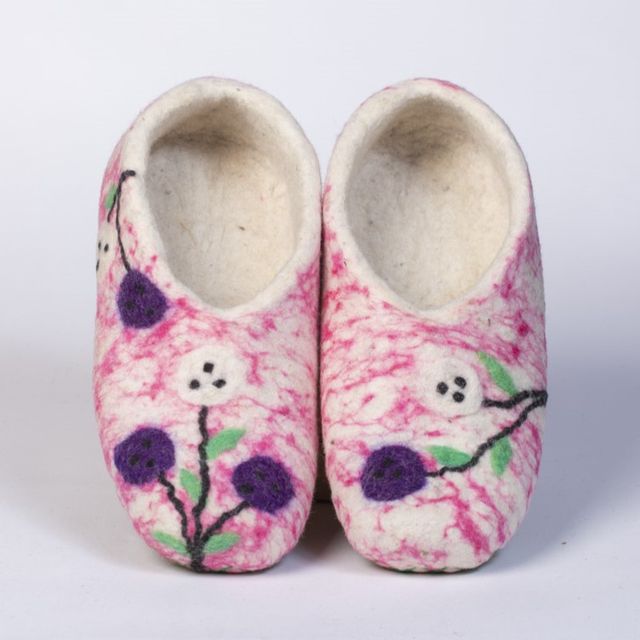 Hand-felted Wool Valley Slippers made in Peru. Model: Serenity