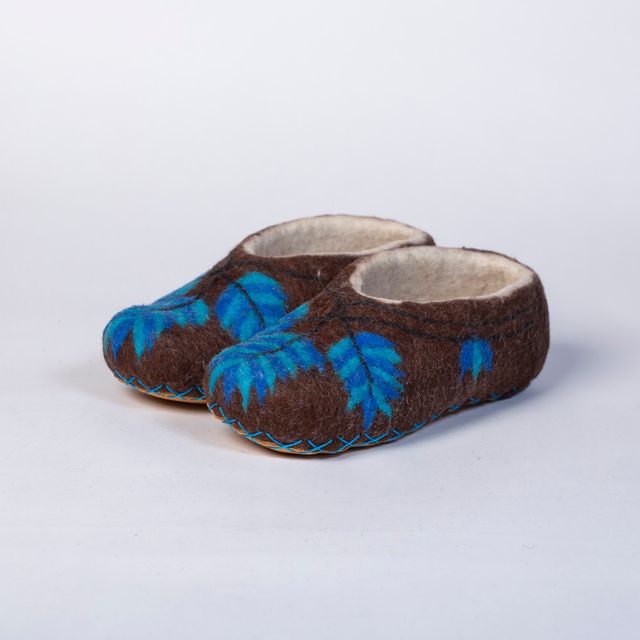 Hand-felted Wool Valley Slippers made in Peru. Model: Peacock