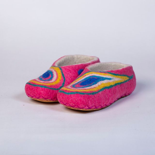 Hand-felted Wool Valley Slippers made in Peru. Model: Lokum