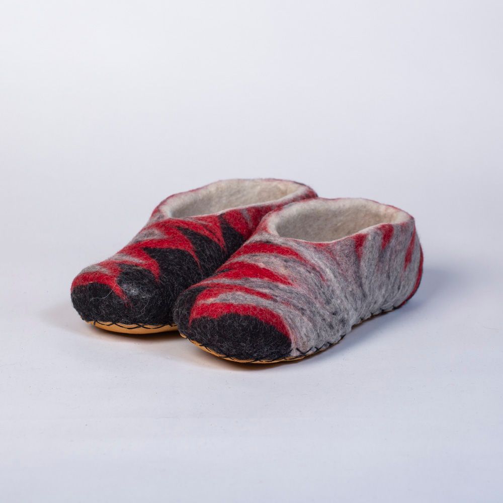 Hand-felted Wool Valley Slippers made in Peru. Model: Rooibos