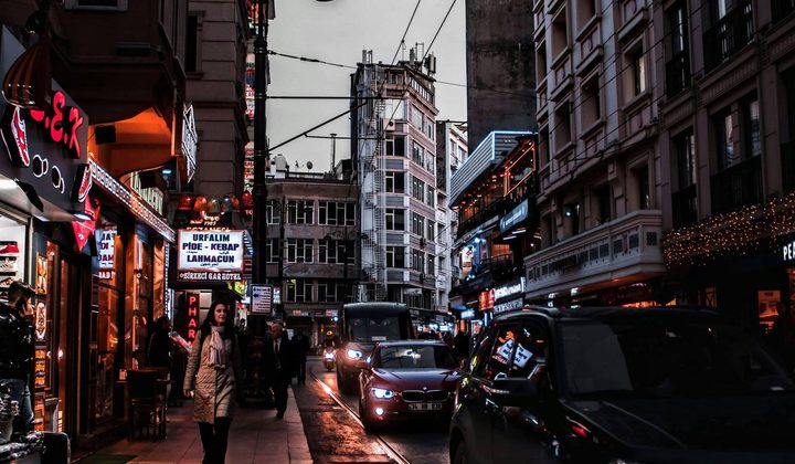 Bulevard aglomerat într-un oraș mare, imagine potrivită pentru un articol despre despăgubiri RCA după accident.