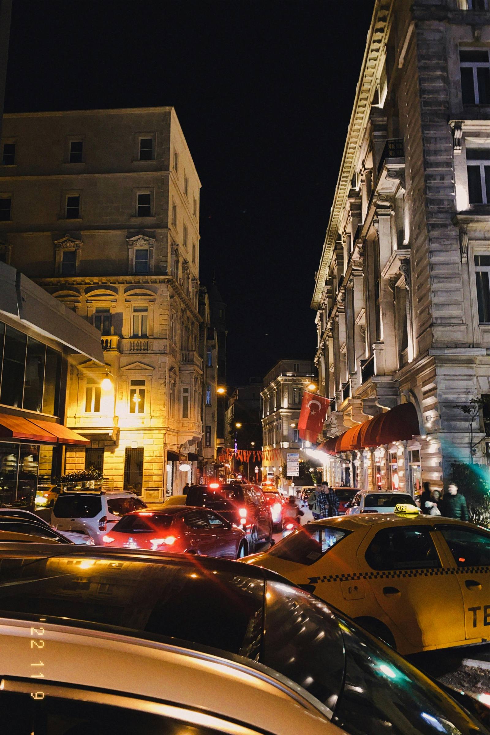 Trafic urban aglomerat, imagine potrivită pentru un articol despre drepturile victimelor accidentelor rutiere.