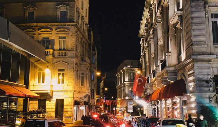 Trafic urban aglomerat, imagine potrivită pentru un articol despre drepturile victimelor accidentelor rutiere.