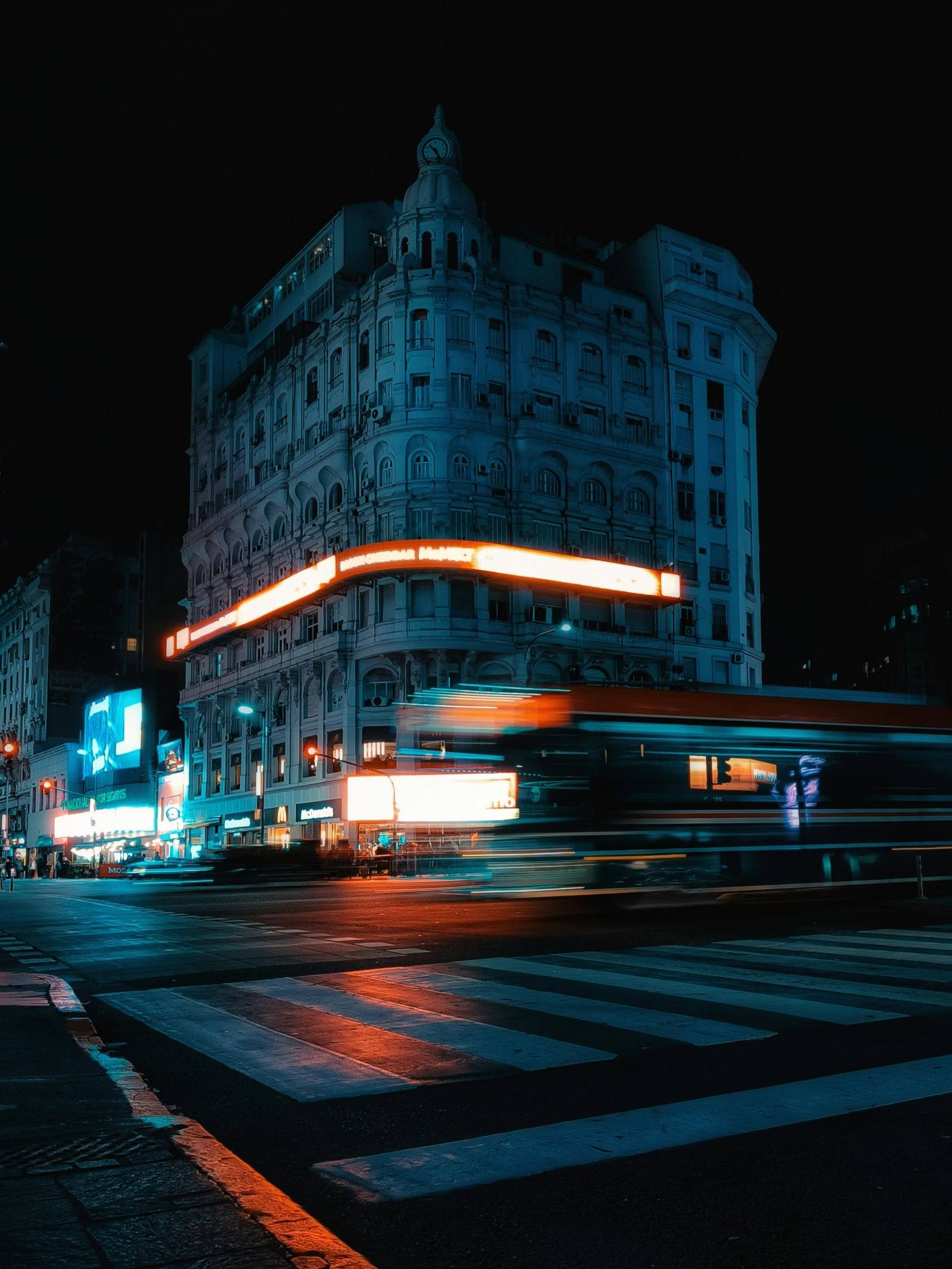 Trecere de pietoni și trafic urban, imagine potrivită pentru un articol despre primele 24 de ore după un accident rutier.