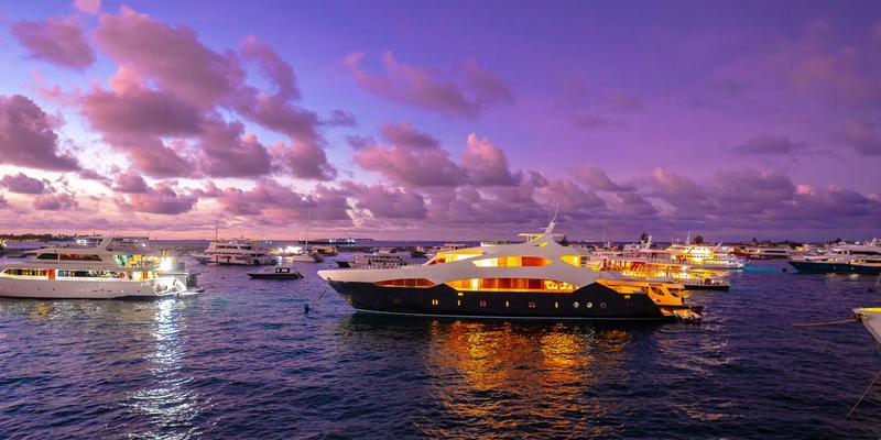 Chef privé à bord d'un yacht préparant un dîner gastronomique sur la Côte d'Azur