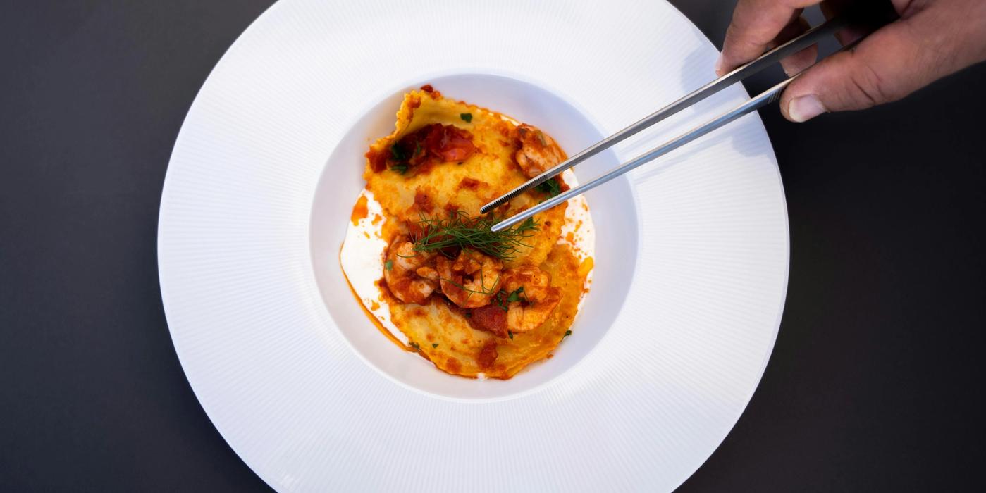 Chef privé préparant un dîner gastronomique en villa sur la Côte d'Azur