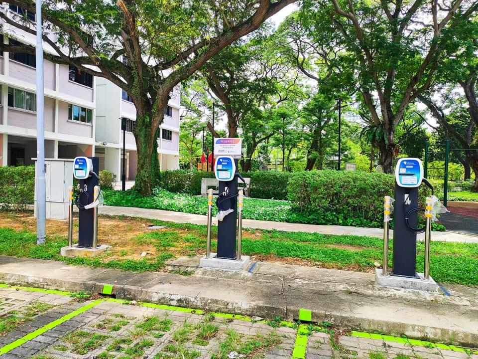 Tiga tiang pengecasan kenderaan elektrik di tempat letak kereta kawasan perumahan di Singapura.