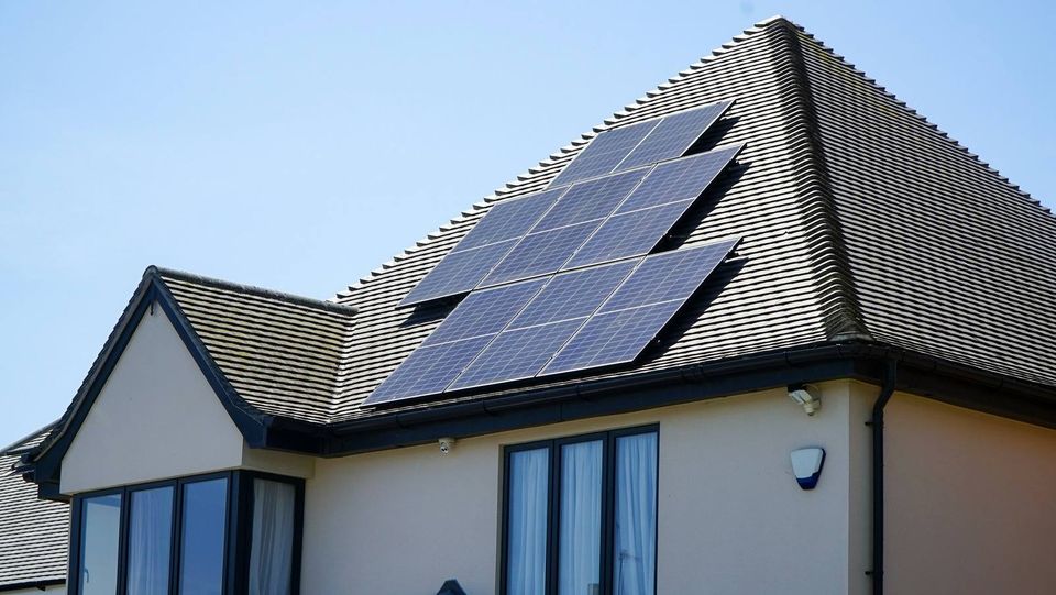Panel solar di atas bumbung sebuah rumah.