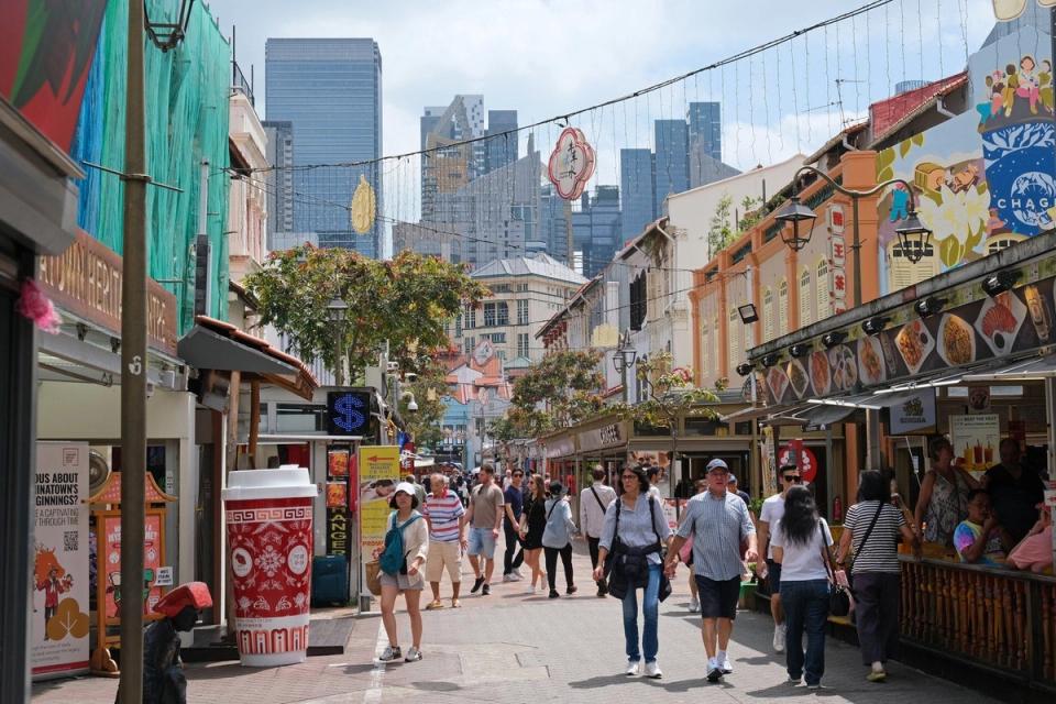 Sederet kedai rumah berwarna-warni di Pagoda Street, Chinatown Singapura.