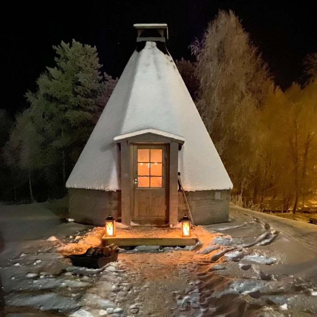 An illuminated kota on a winter evening