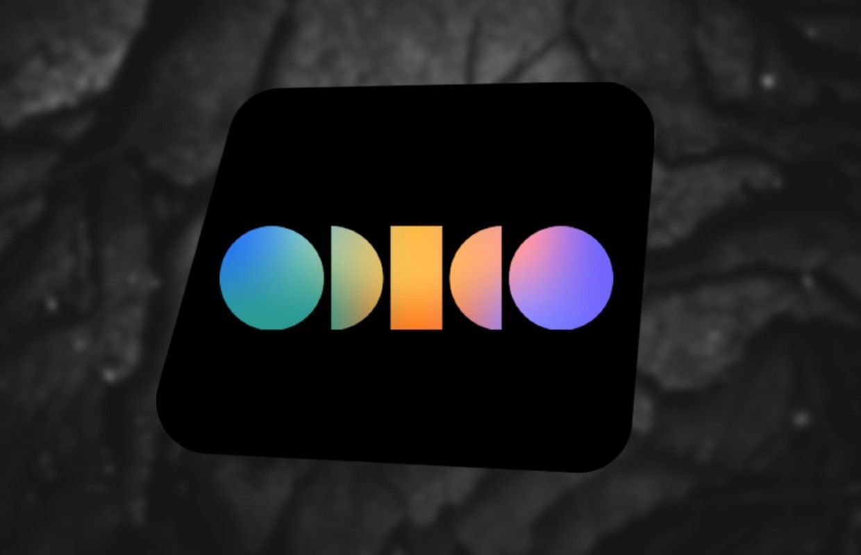 Het nieuwe Odido-logo: de letters als kleurrijke cirkels en halve cirkels met verloop, op een zwart vlak