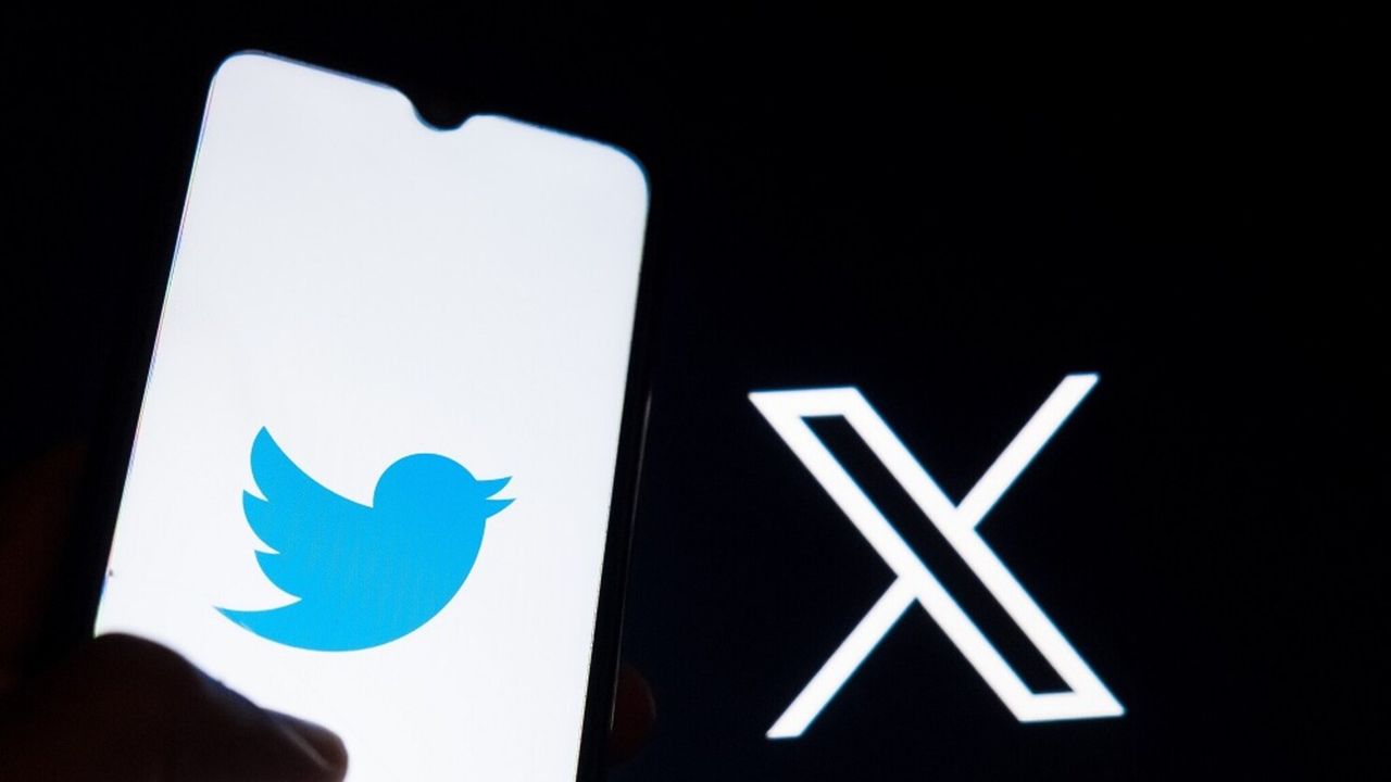 Smartphone met het blauwe Twitter-vogeltje naast het witte X-logo op een zwarte achtergrond