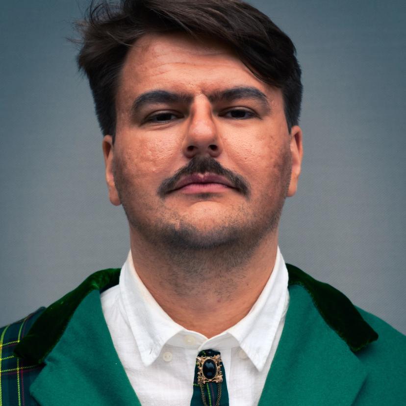 Portrettbilde av adelsmannen Macduff, som går i grønn jakke.