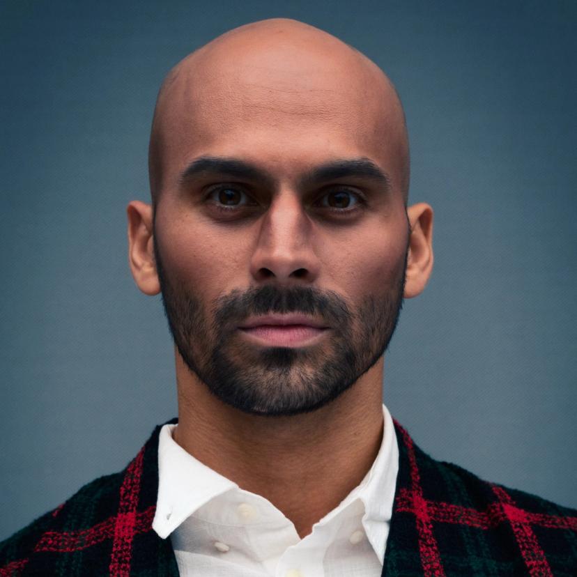 Portrettbilde av Macbeth. Han er skallet og har skjegg, hvit skjorte og rutete kiltstoff over skuldrene.