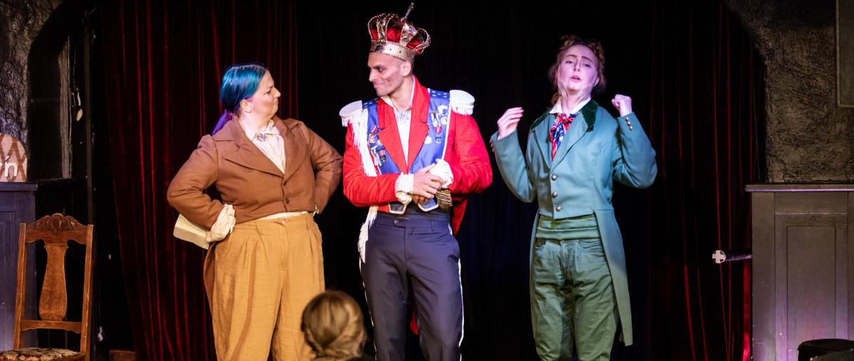 Bilde av skuespillerne på scenen i forestillingen Kjærlighet Gjør Blindern