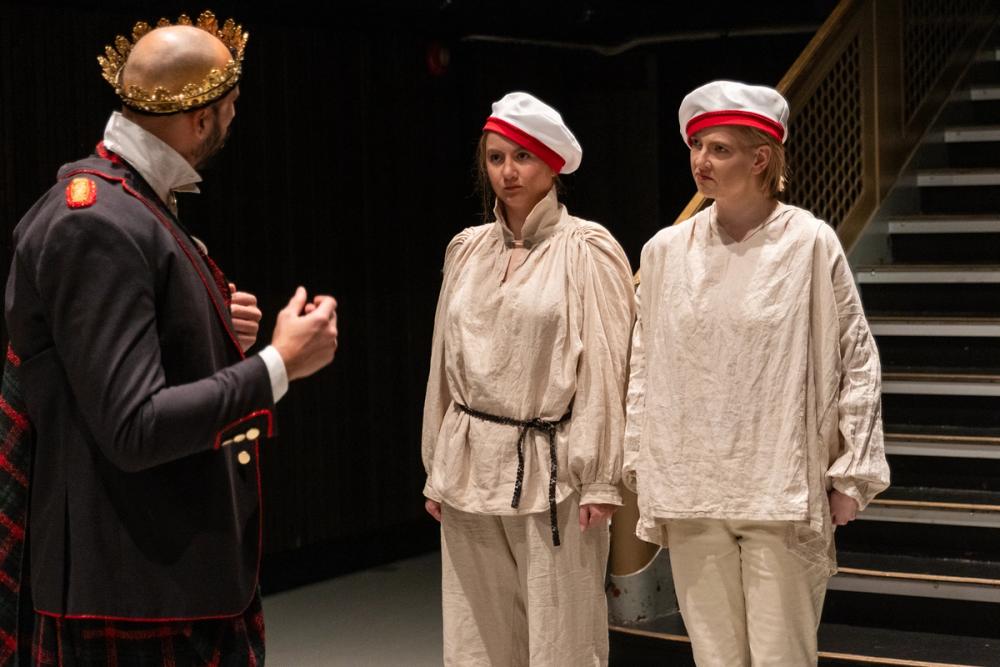 To matroser tar imot ordre fra Macbeth.