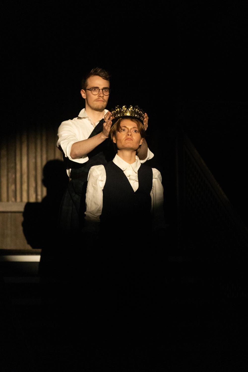 En mann som kroner en annen mann.