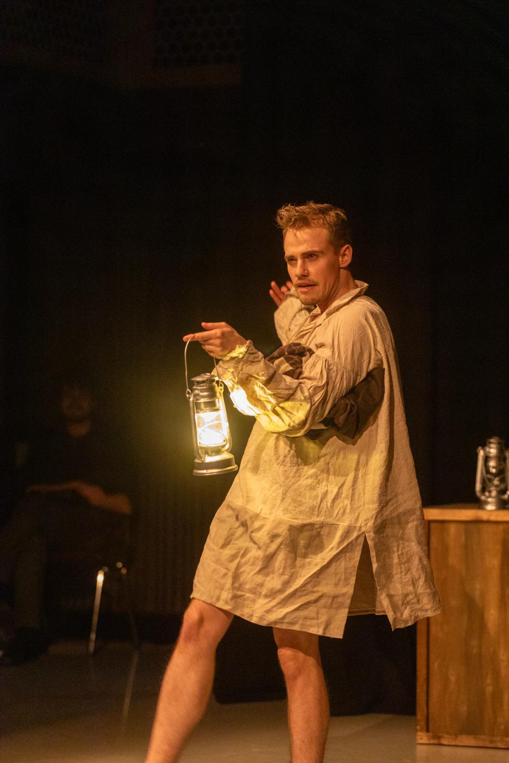 En full sjømann som sjangler med en lykt i hånda.