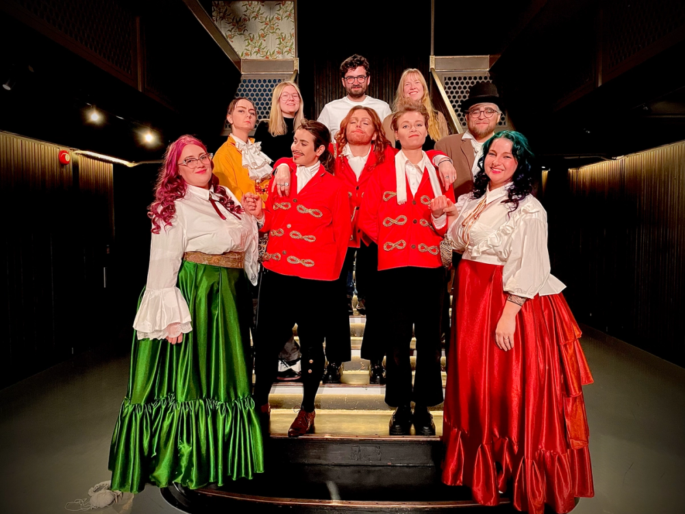 Gruppebilde av hele ensemblet