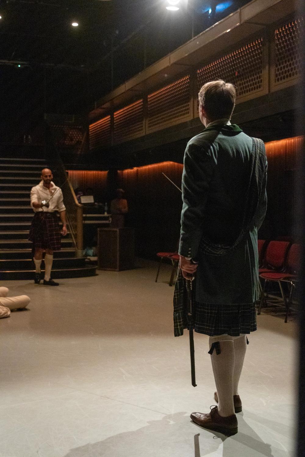 Macbeth og Macduff konfronterer hverandre, med sverdene trukket.